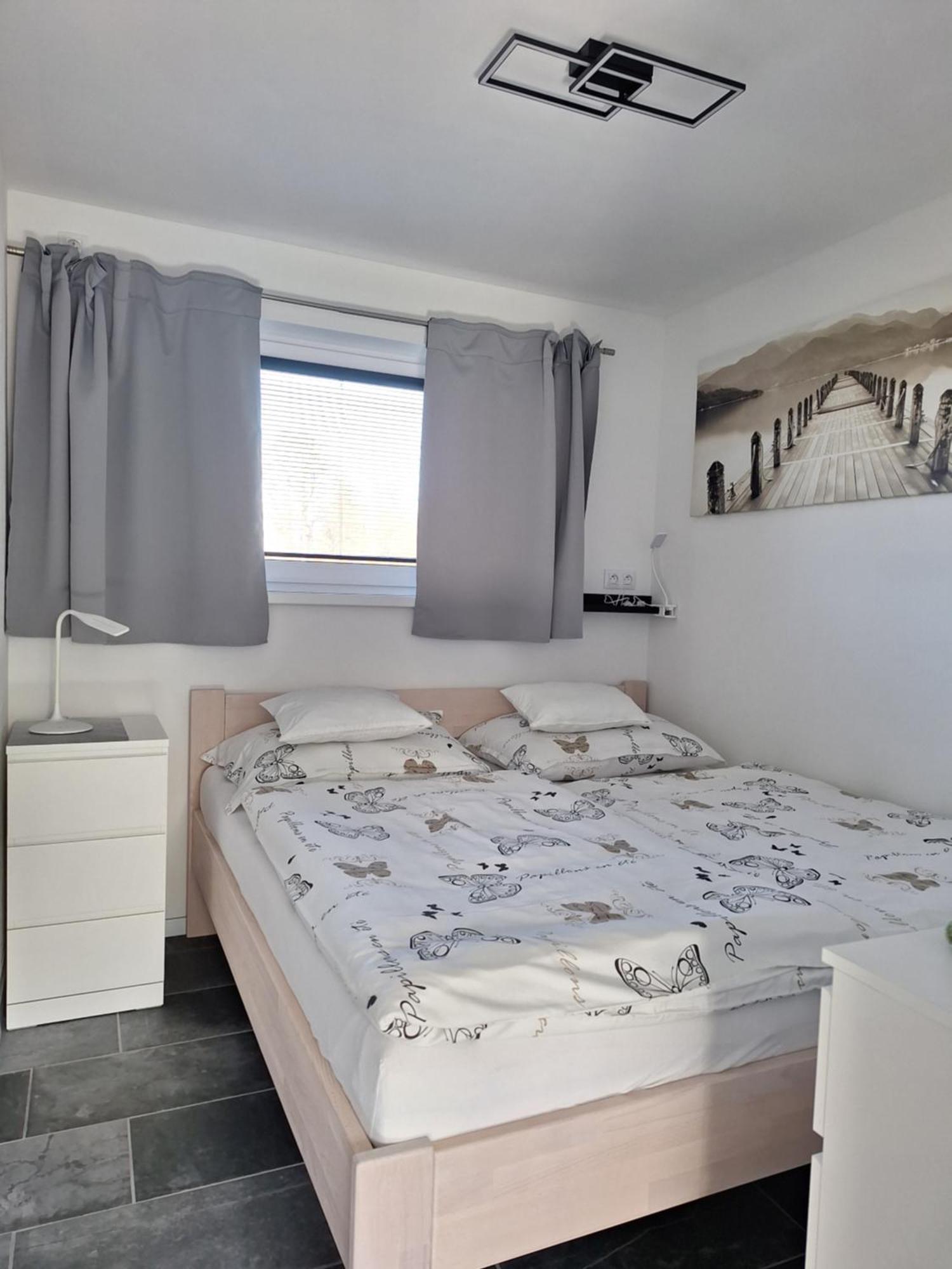 Bungalov Na Brehu Labe S Vlastnim Molem Pardubice Exteriör bild