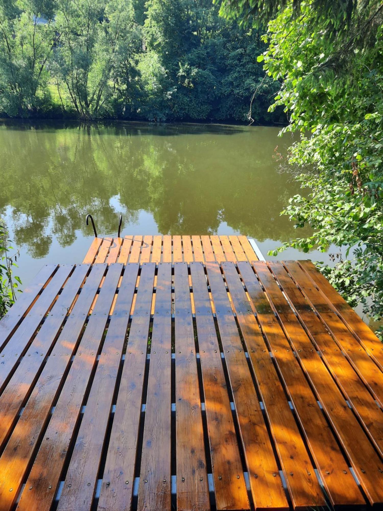 Bungalov Na Brehu Labe S Vlastnim Molem Pardubice Exteriör bild