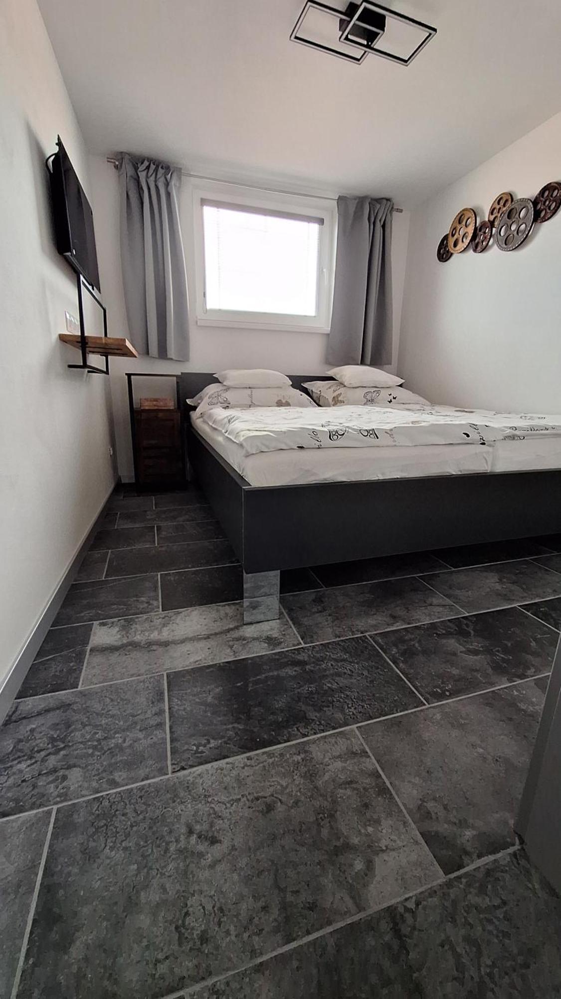 Bungalov Na Brehu Labe S Vlastnim Molem Pardubice Exteriör bild