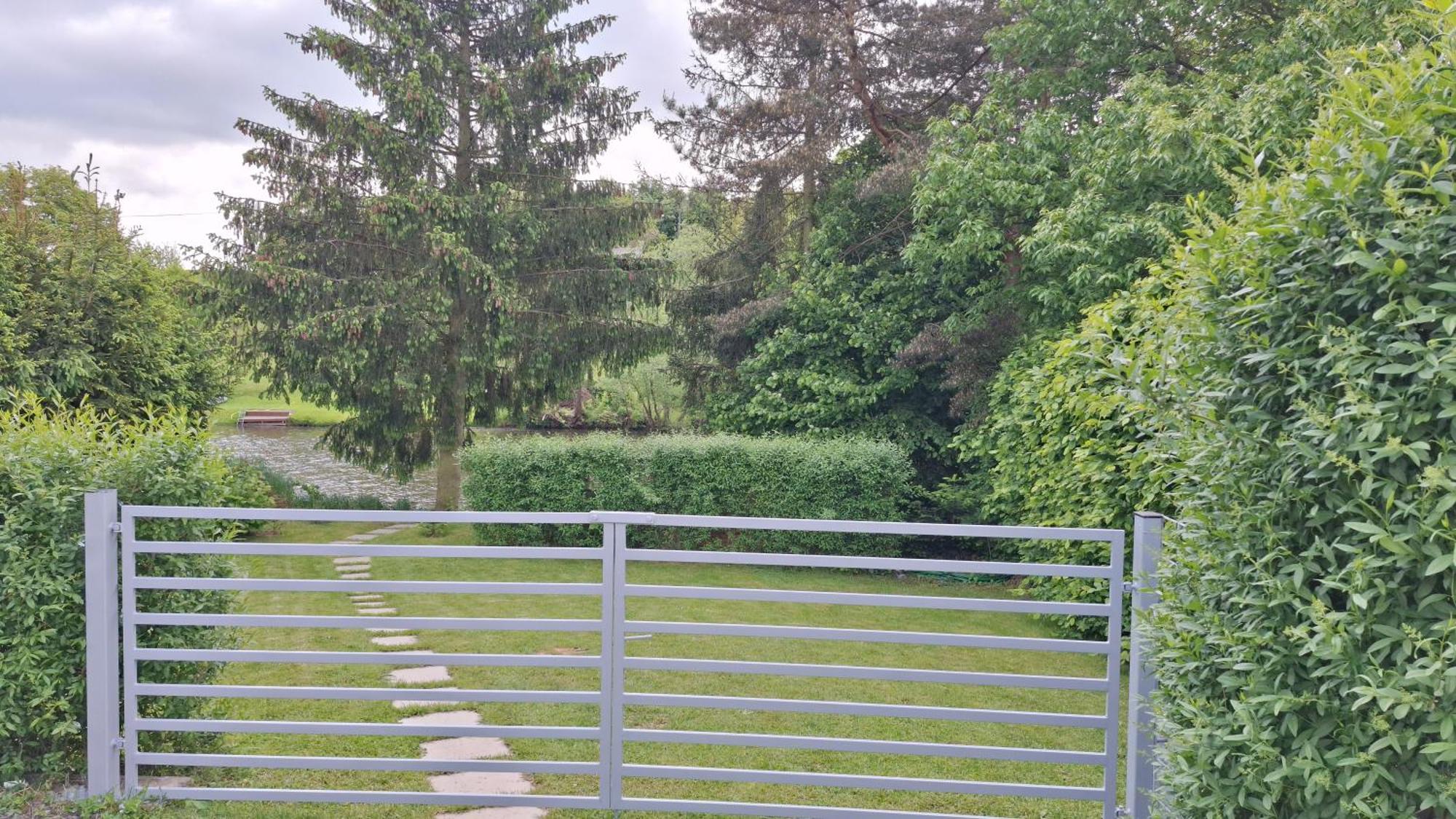 Bungalov Na Brehu Labe S Vlastnim Molem Pardubice Exteriör bild