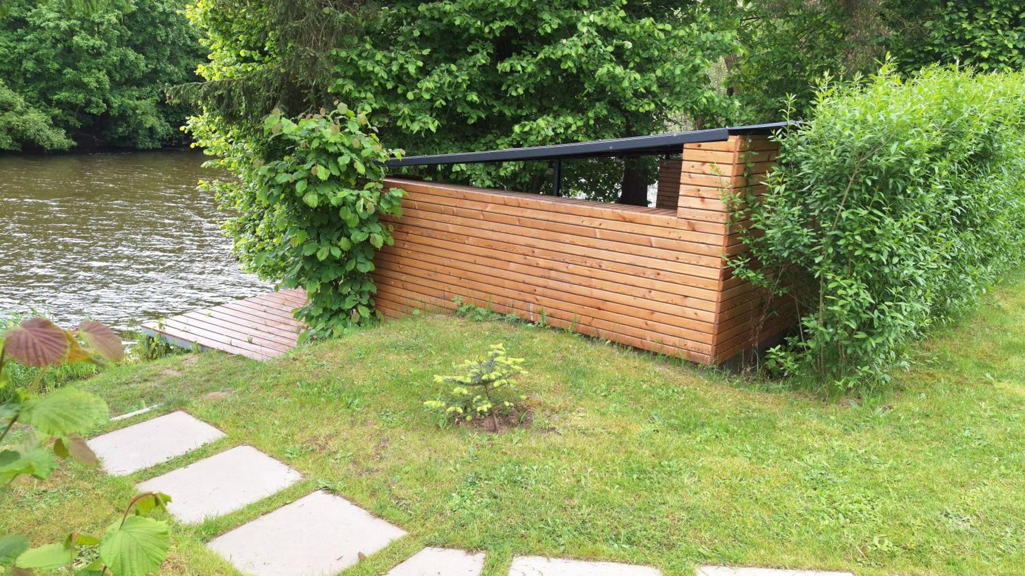 Bungalov Na Brehu Labe S Vlastnim Molem Pardubice Exteriör bild